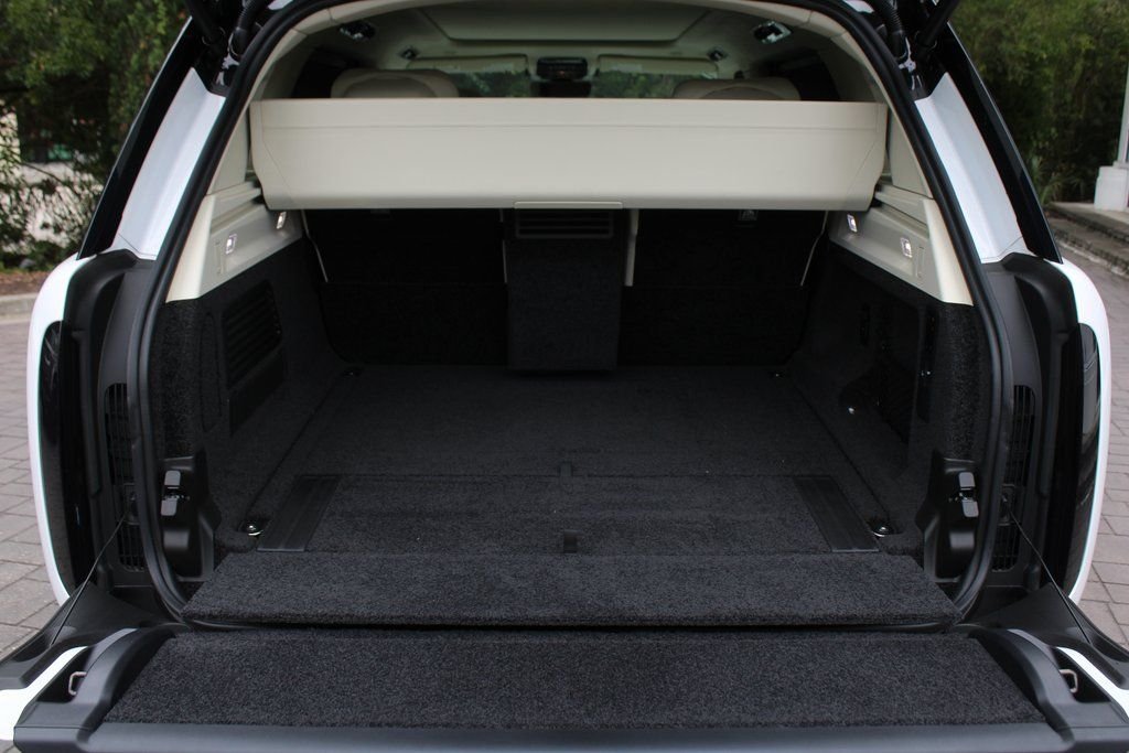 Used 2024 White Land Rover SV image 11