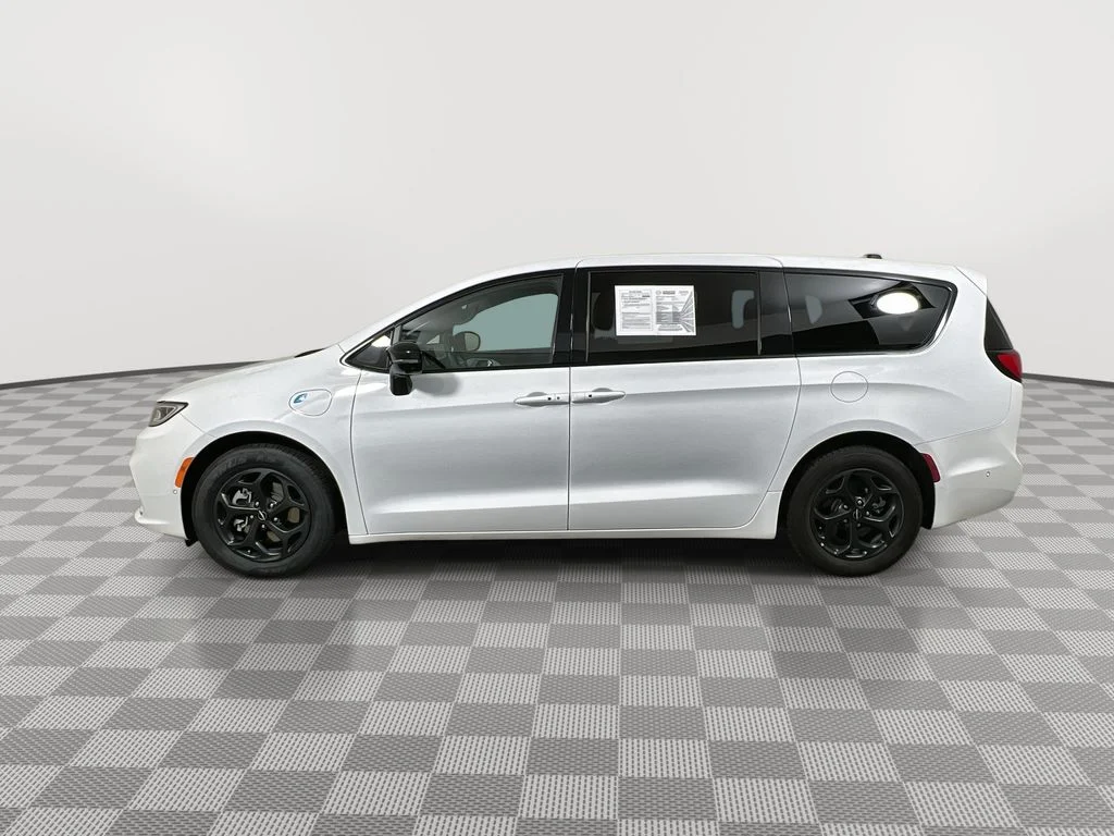 Used 2024 White Chrysler Select S Appearance image 5