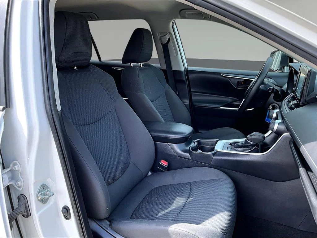 2021 Toyota RAV4 LE - Photo 33