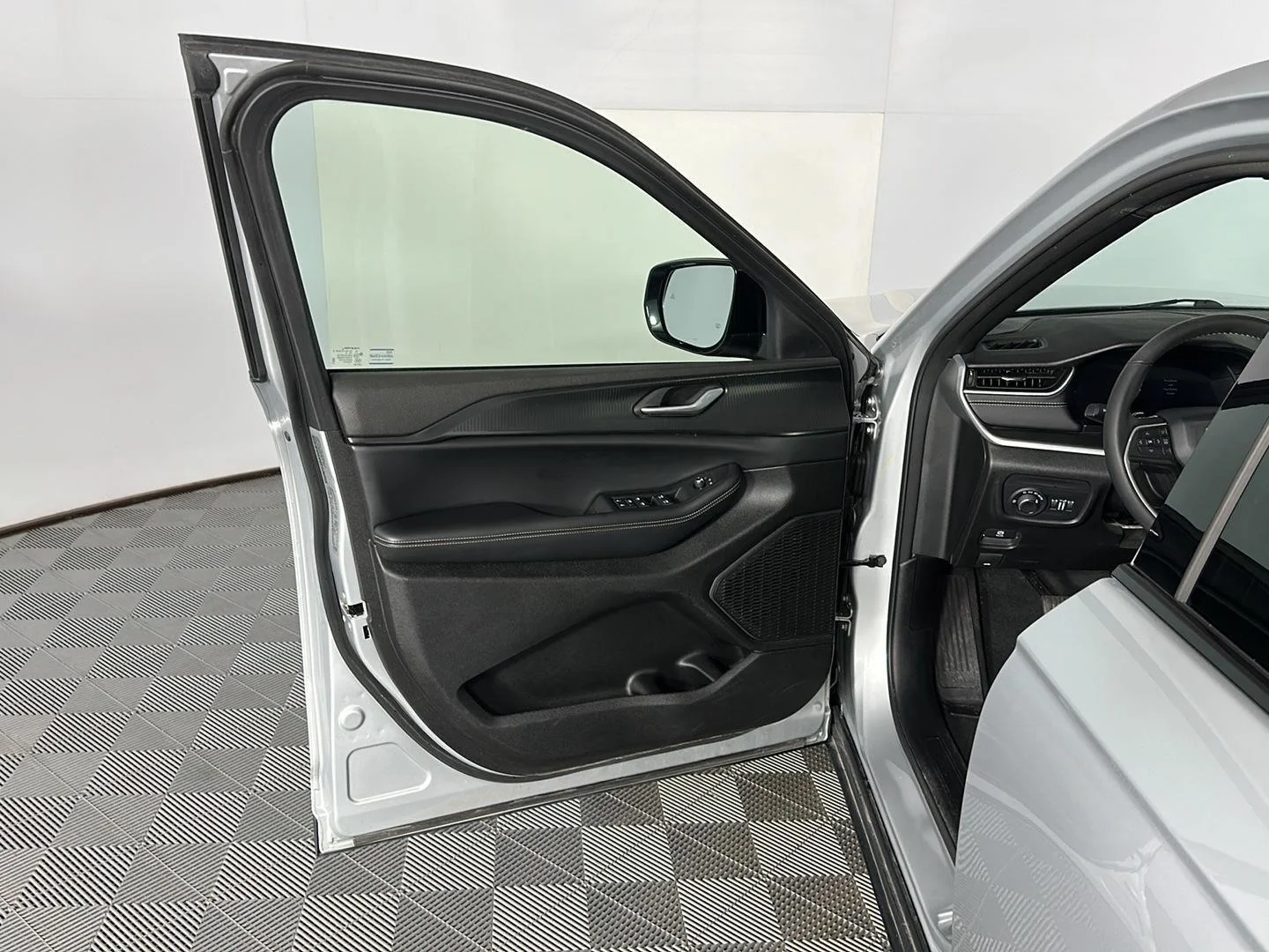 Used 2025 Silver Zynith Jeep Altitude X image 18