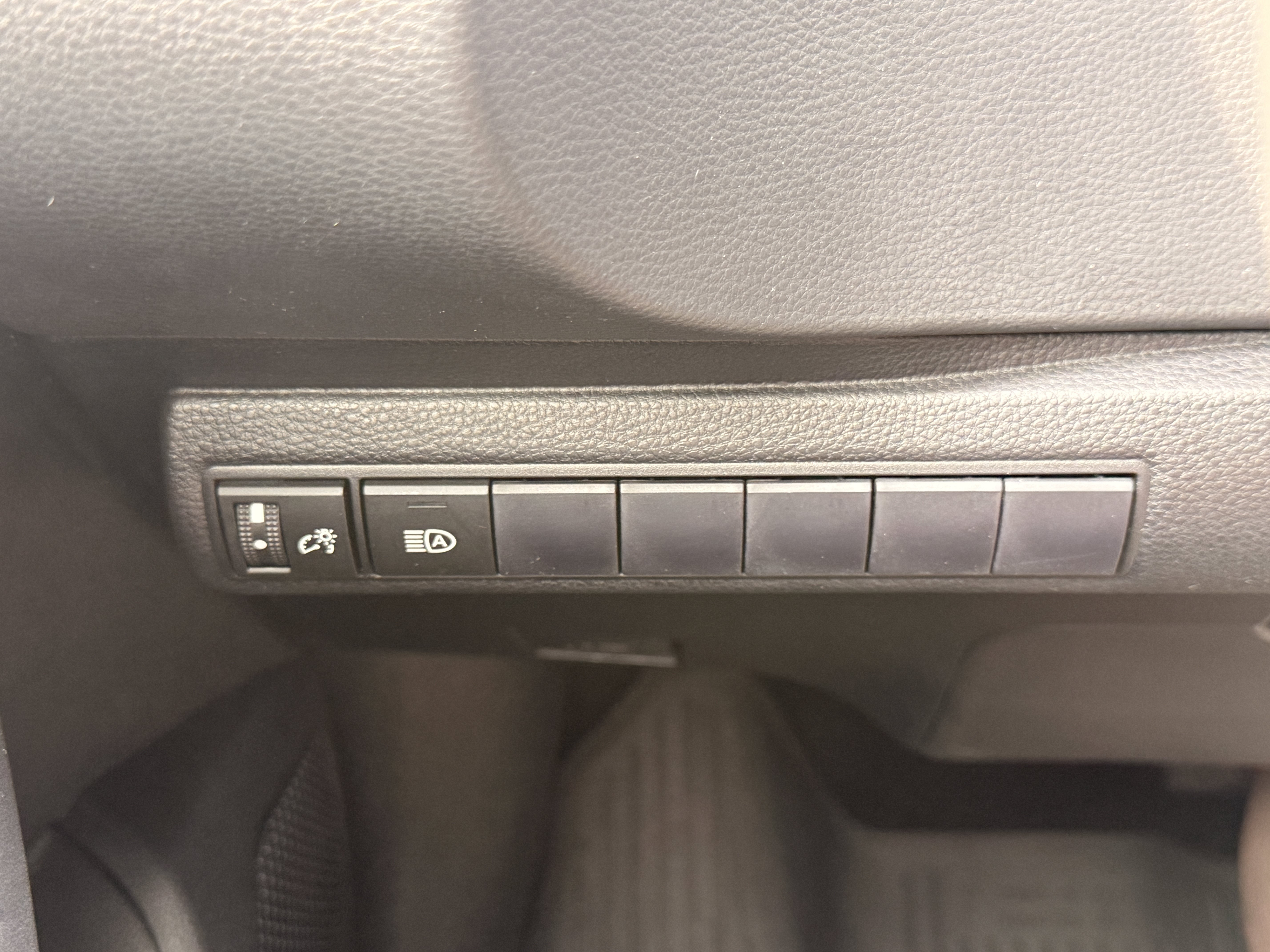 Used 2020  Toyota  image 29