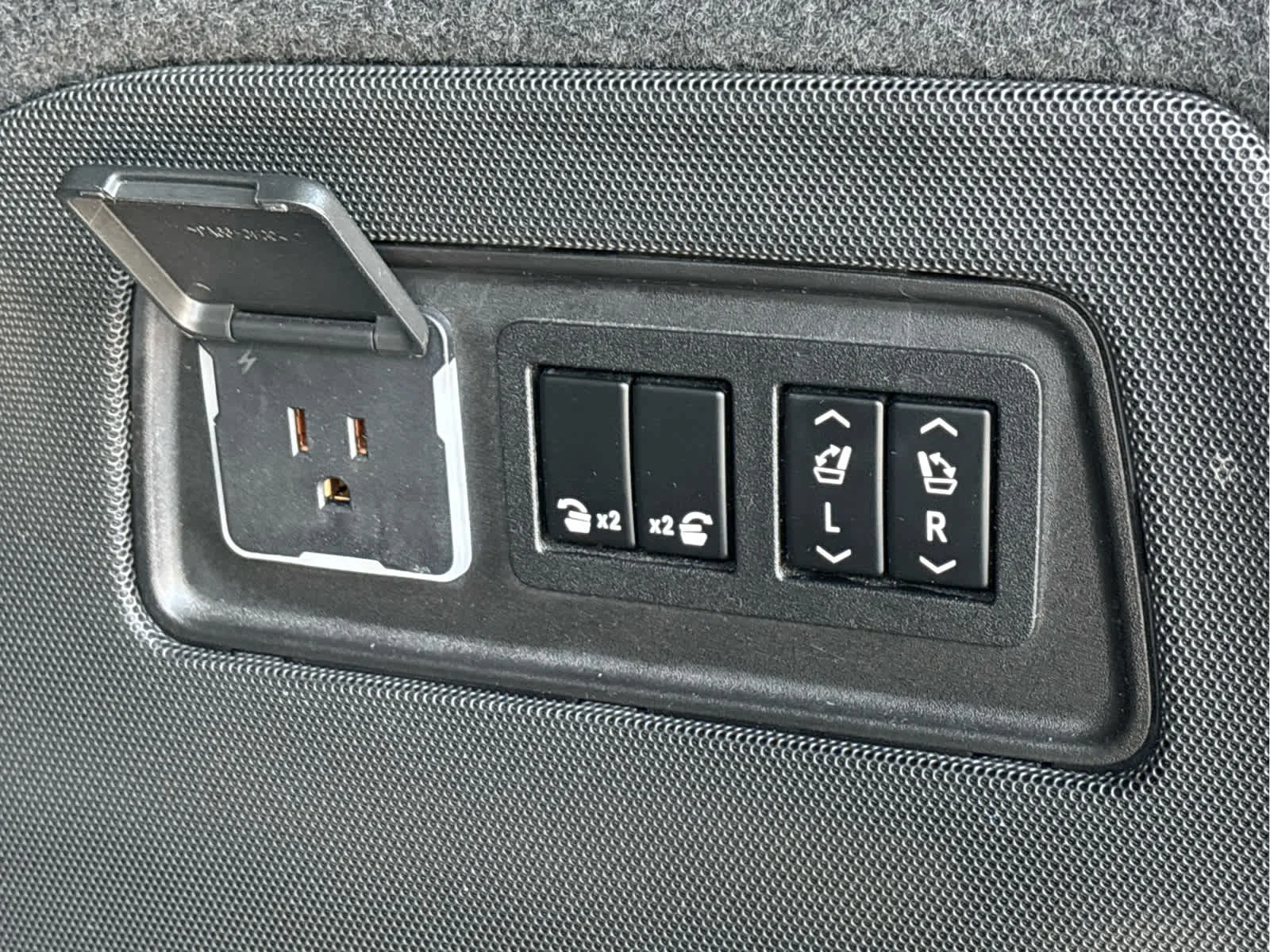 Used 2022 Infrared Tintcoat Cadillac Premium Luxury Platinum image 31
