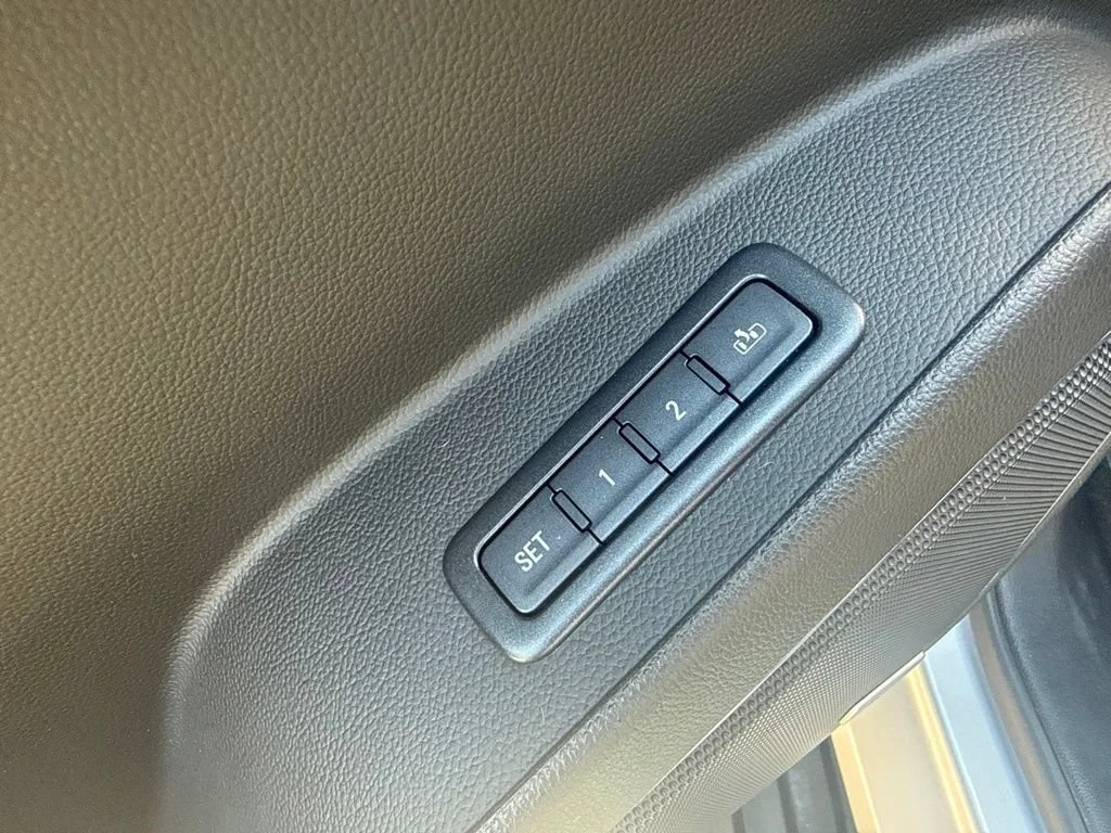 Used 2018 SILVER ICE METALLIC Chevrolet LT image 30