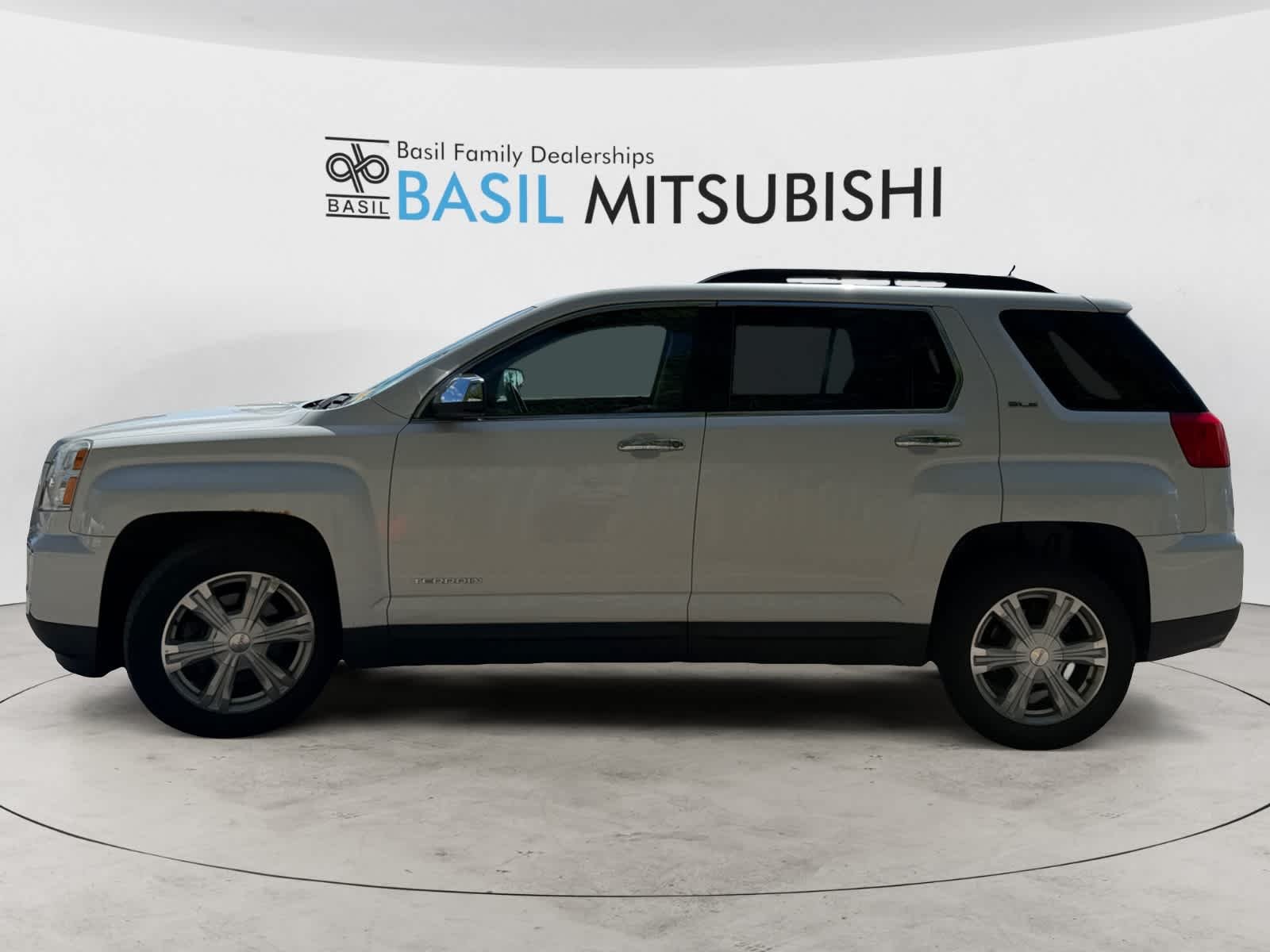 Used 2017 White Frost Tricoat GMC SLE image 3