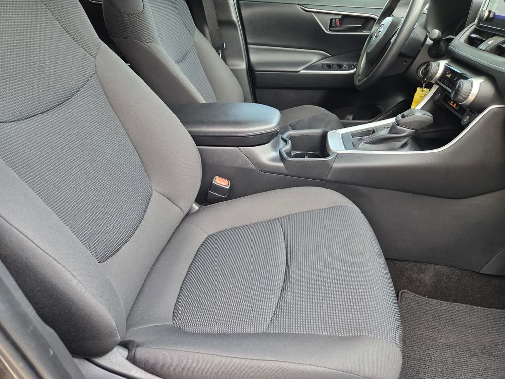 2024 Toyota RAV4 LE - Photo 9