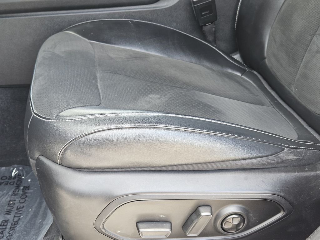 Used 2023 White Jeep Altitude image 23