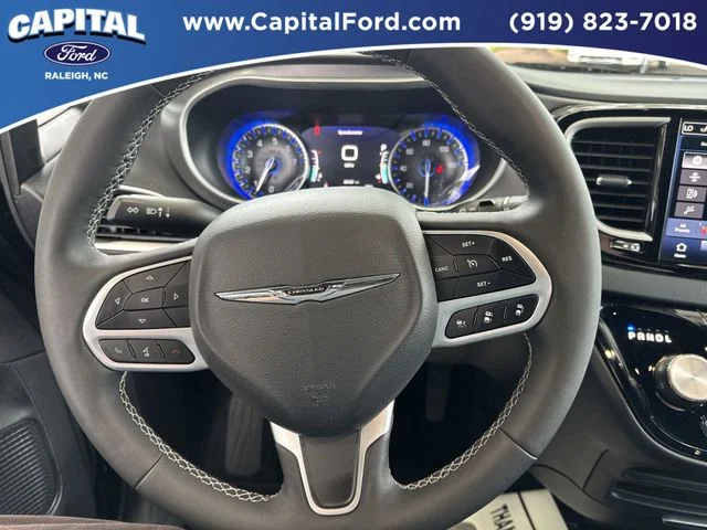 Used 2025 Black Chrysler Select image 23