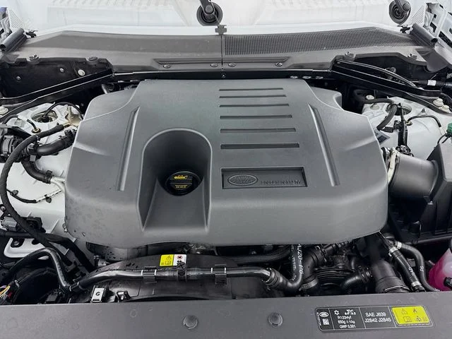 New 2026 Fuji White Land Rover X-Dynamic SE image 32
