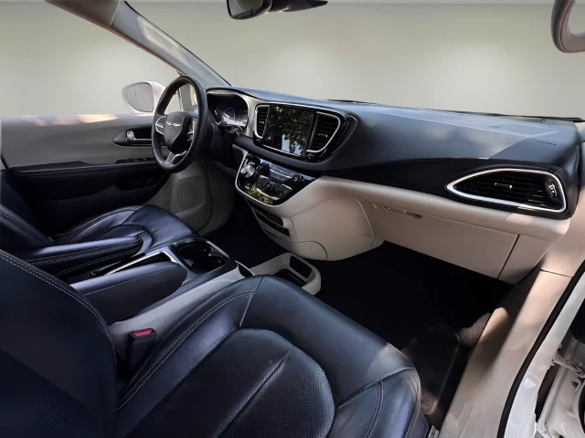 Used 2022 Bright White Clearcoat Chrysler Touring L image 23