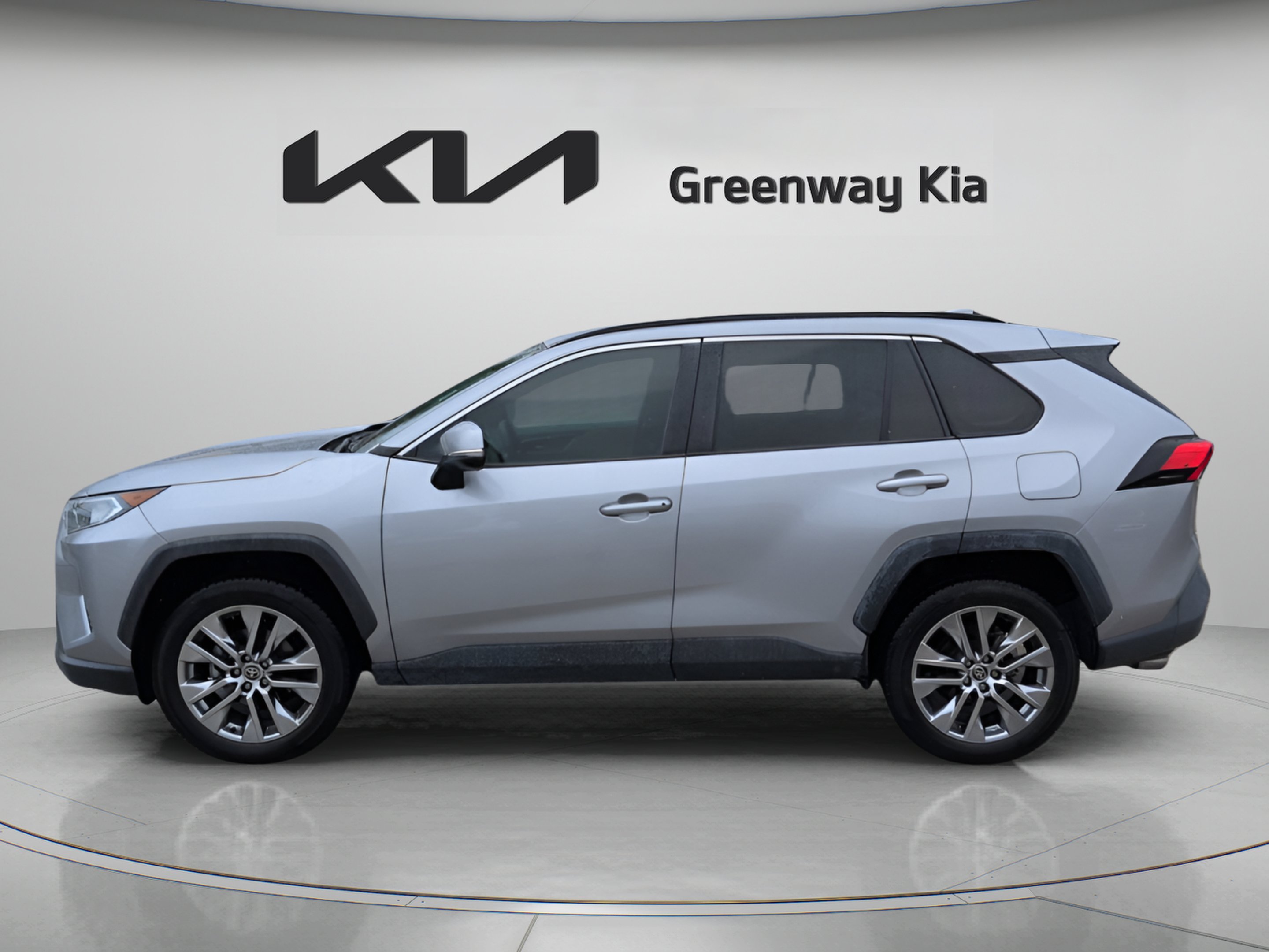 Used 2021 Silver Sky Metallic Toyota XLE Premium image 5
