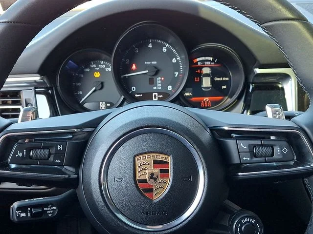 2025 Porsche Macan - Photo 18