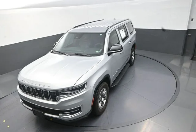Used 2023 Silver Jeep Base image 13
