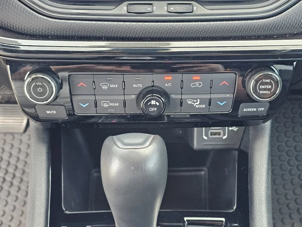 Used 2023 Diamond Black Cry Jeep Altitude image 27
