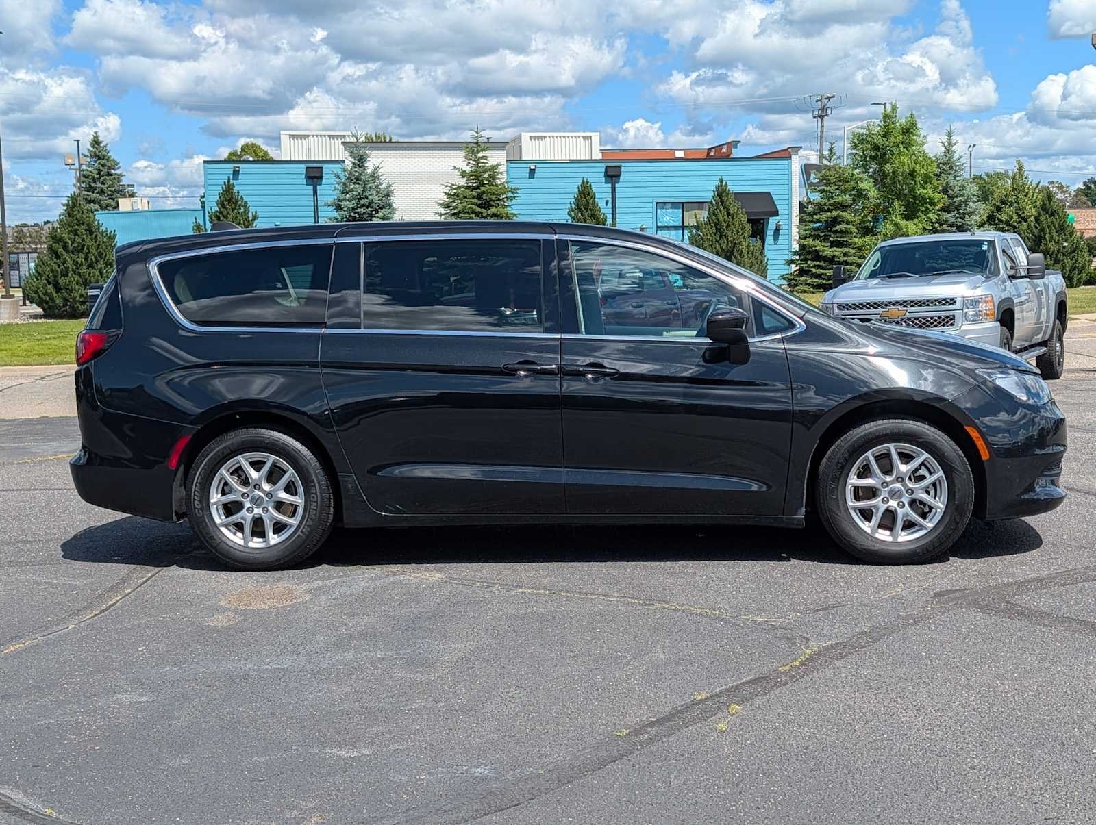 Used 2023 Brilliant Black Crystal Pearlcoat Chrysler LX image 8