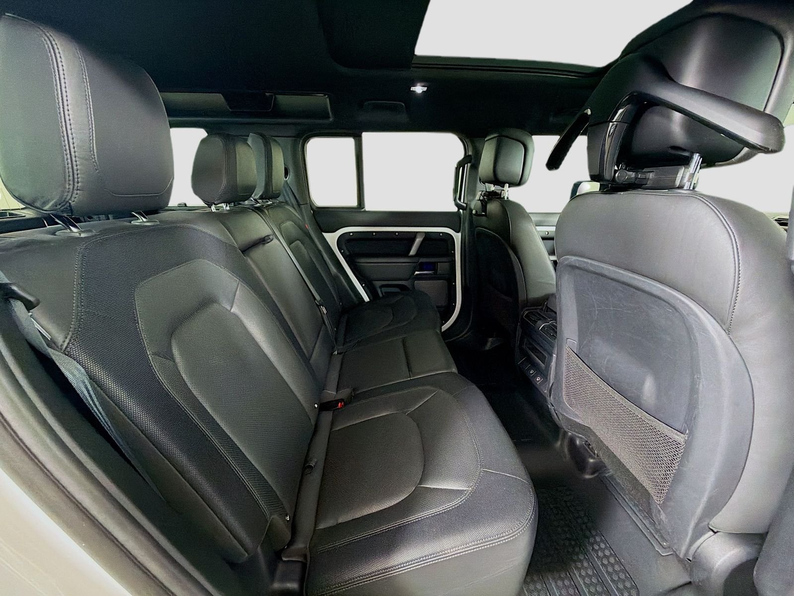 Used 2024 Fuji White Land Rover X-Dynamic SE image 31