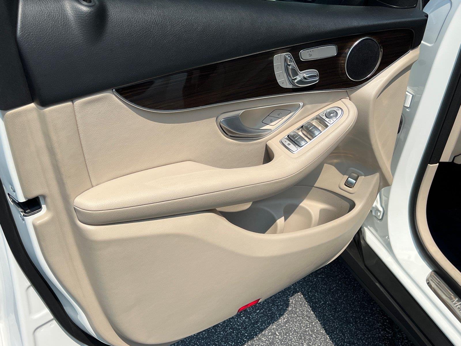 Used 2022 TAN Mercedes-Benz GLC 300 image 10