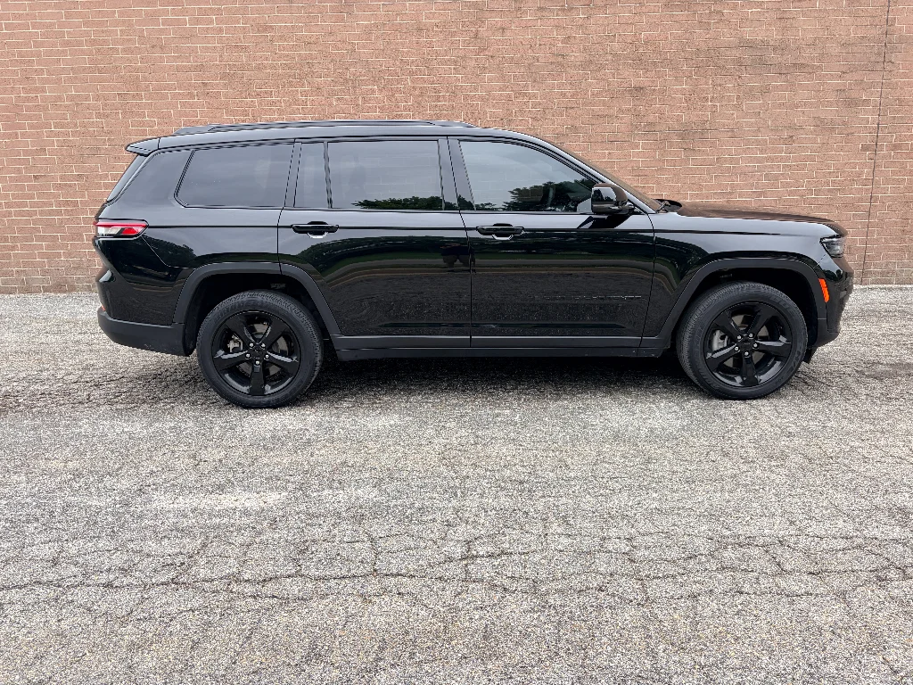 Used 2023 Diamond Black Crystal Pearlcoat Jeep Altitude image 6
