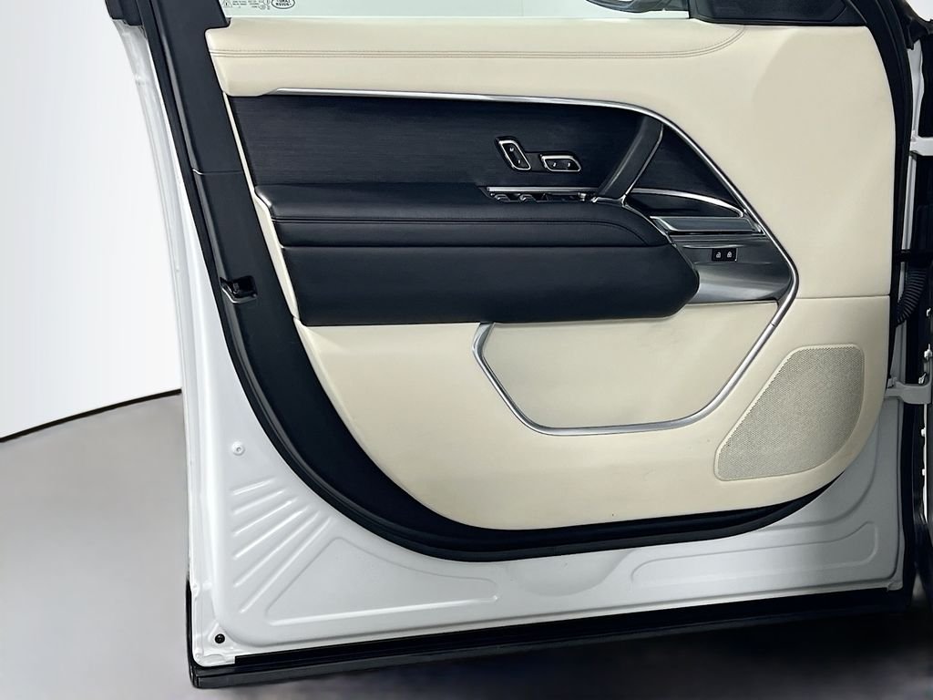 Used 2022 Fuji White Land Rover SE image 18