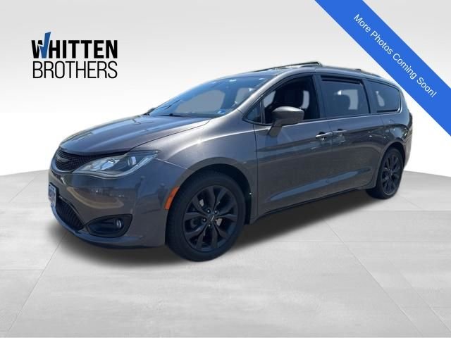 2020 Chrysler Pacifica Touring's photo