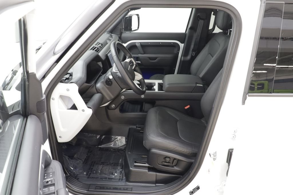 Used 2025 White Land Rover X-Dynamic SE image 6