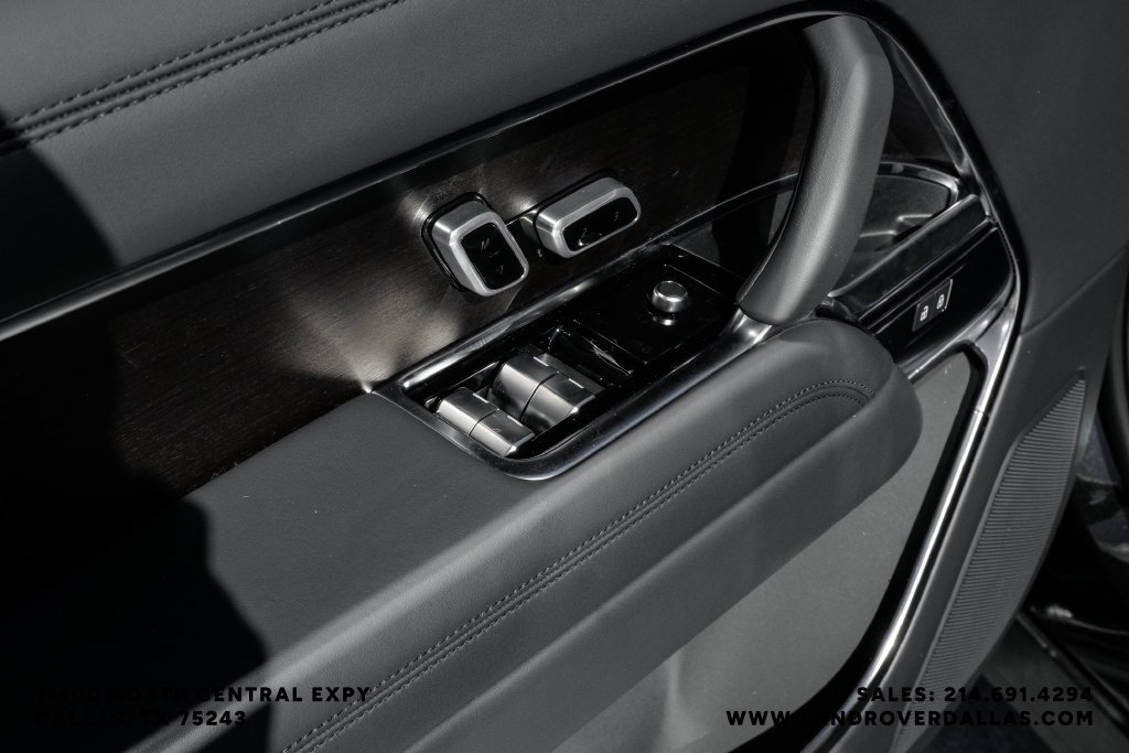 New 2027 Santorini Black Metallic Land Rover SE image 49