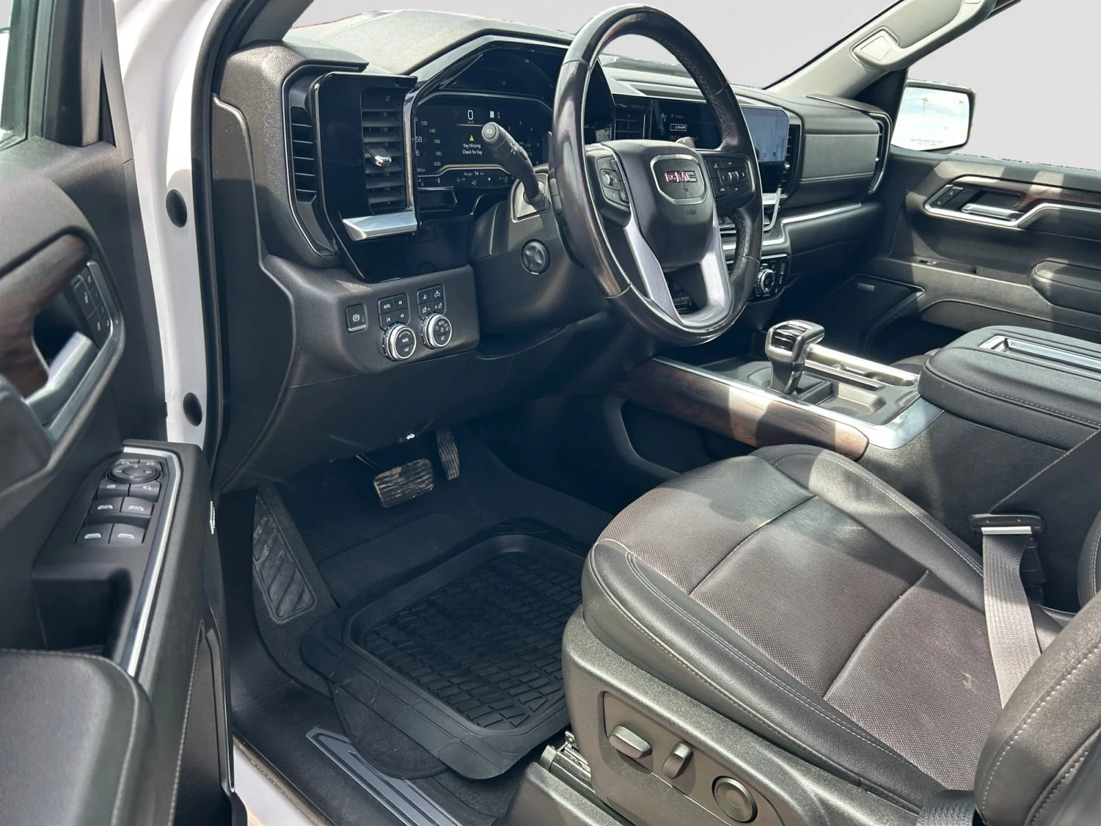 Used 2022 White GMC SLT Crew Cab image 13