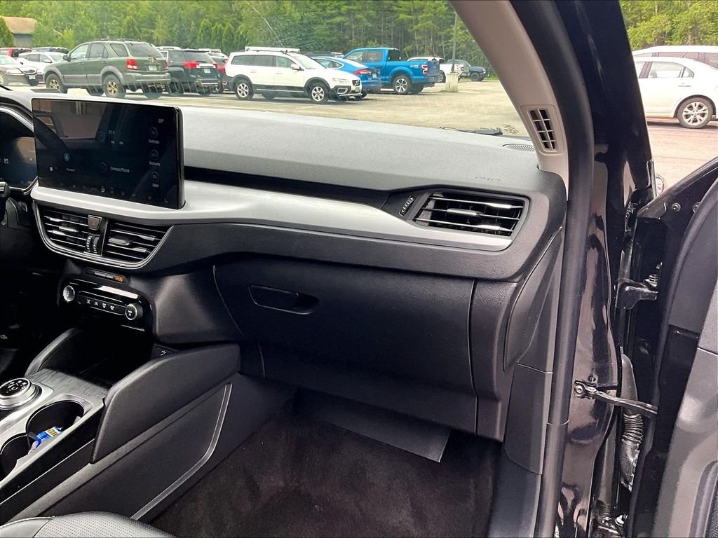 Used 2025 Black Metallic Ford Platinum image 13