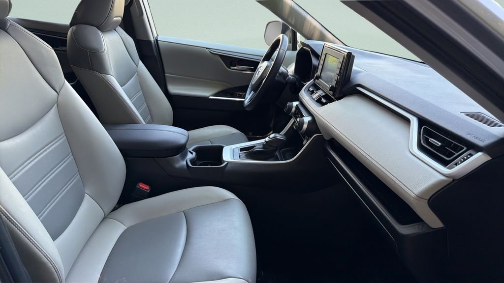 Used 2022 Silver Toyota XLE Premium image 33