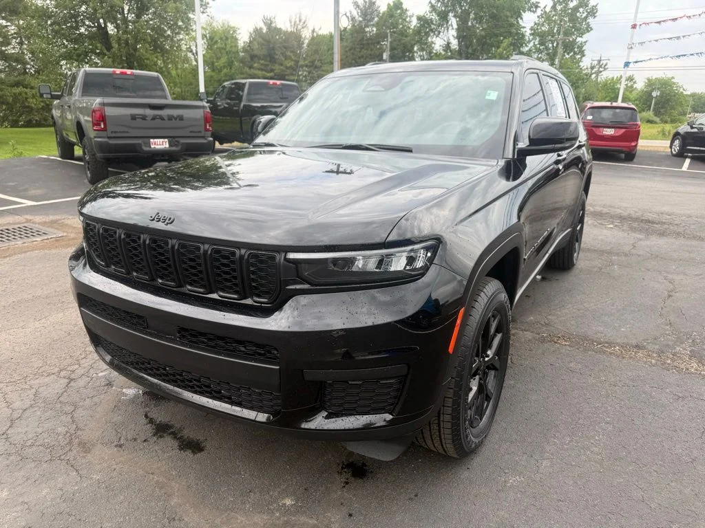 Used 2024 Black Jeep Altitude X image 2