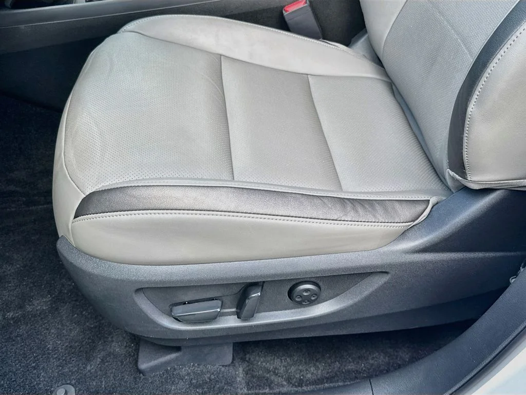 Certified Used 2023 White INFINITI LUXE image 20