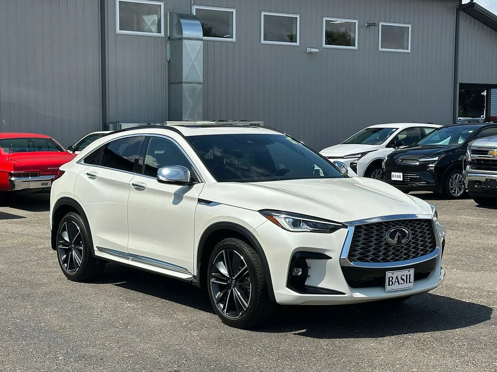 Used 2023 White INFINITI LUXE image 40