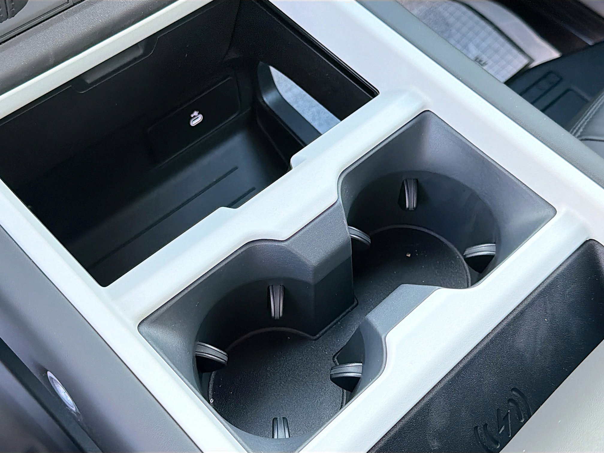 New 2026 Fuji White Land Rover X-Dynamic SE image 28