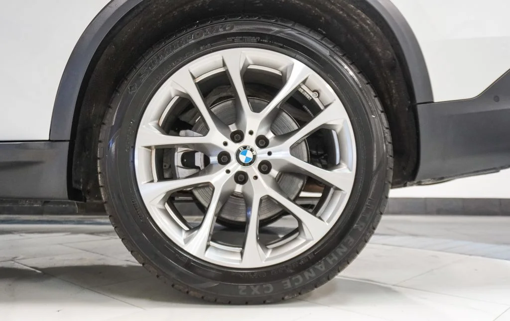 Used 2023 White BMW sDrive40i image 42