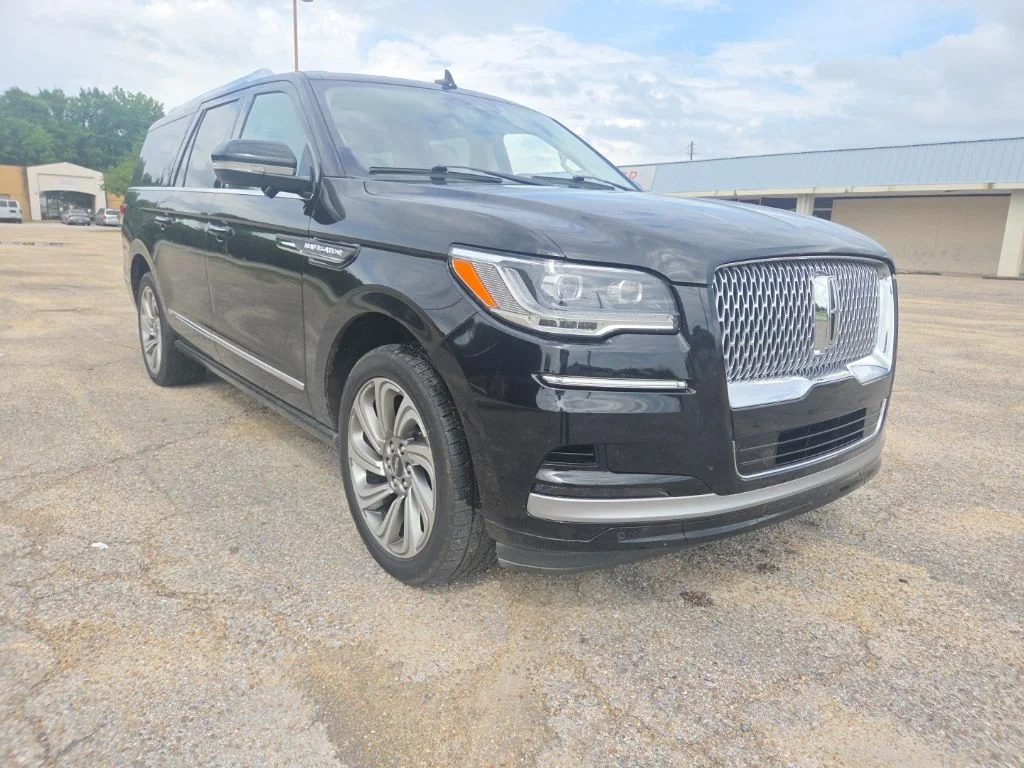 Used 2022 Black Metallic Lincoln Reserve image 1