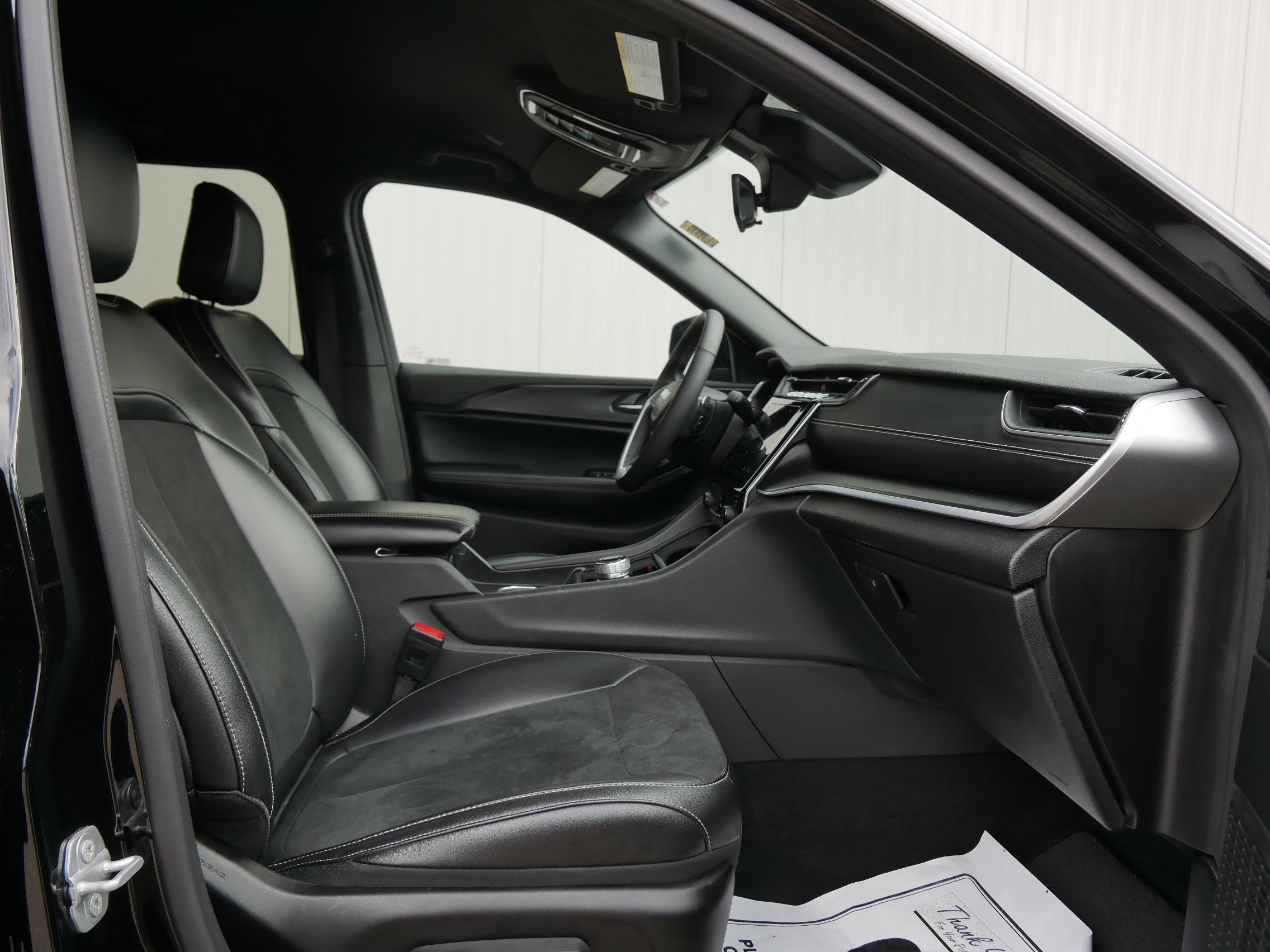 Used 2025 Diamond Black Crystal Pearlcoat Jeep Altitude image 14