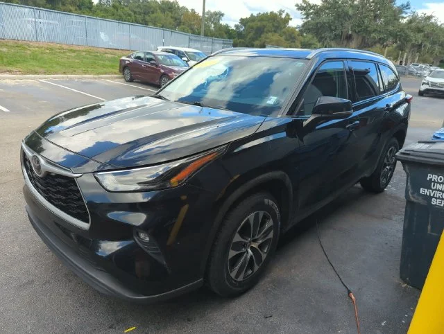 Used 2022 Black Toyota XLE image 5