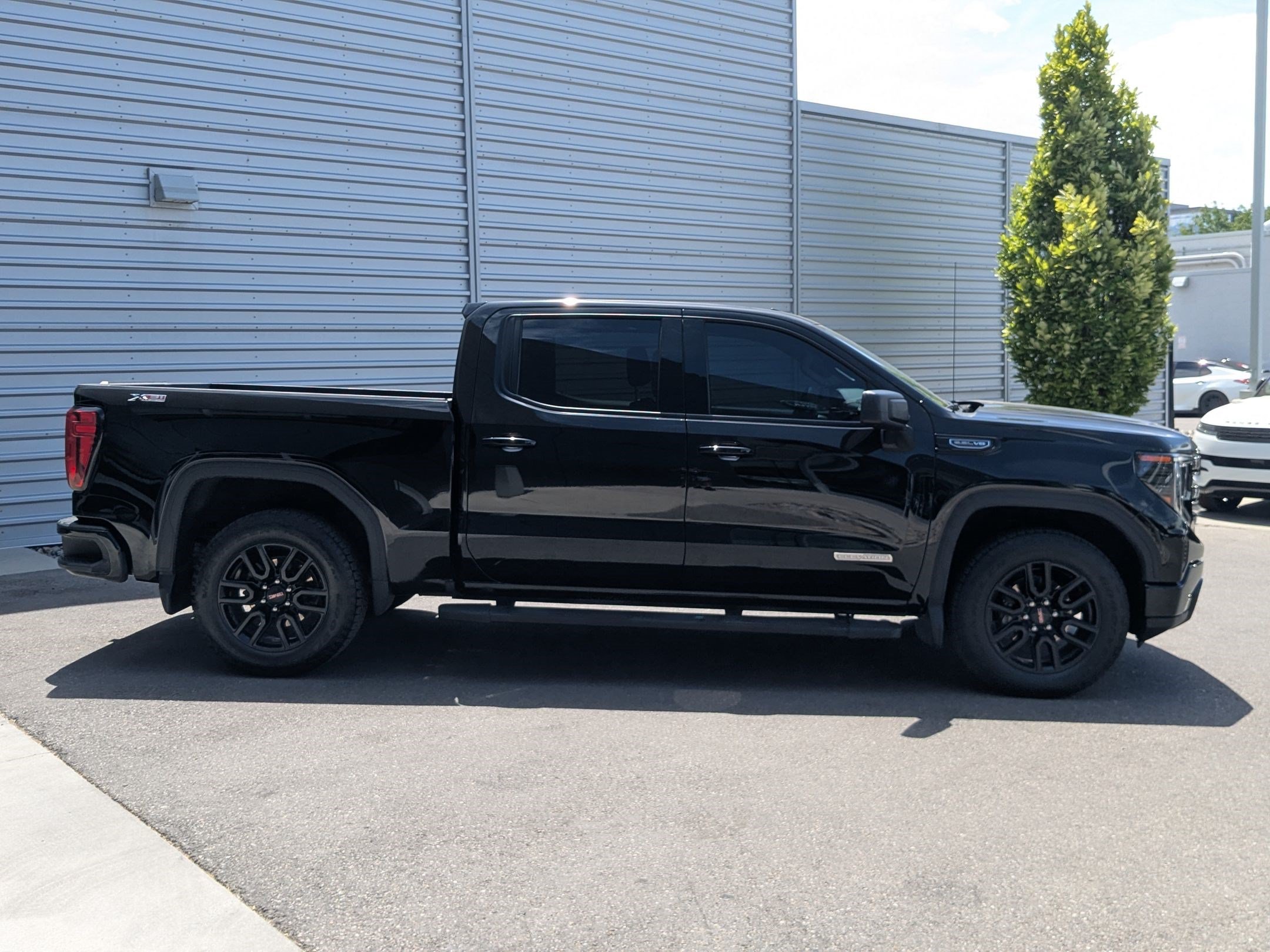 Used 2024 Onyx Black Metallic GMC Elevation image 4
