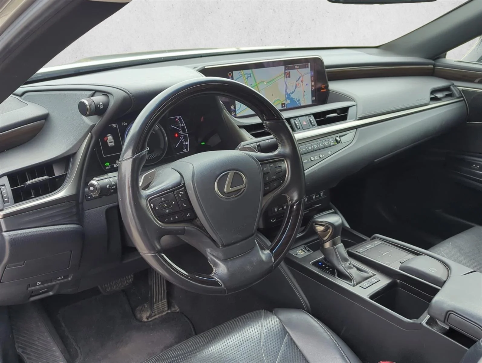 Used 2019 Atomic Silver Lexus ES 300h Luxury image 12