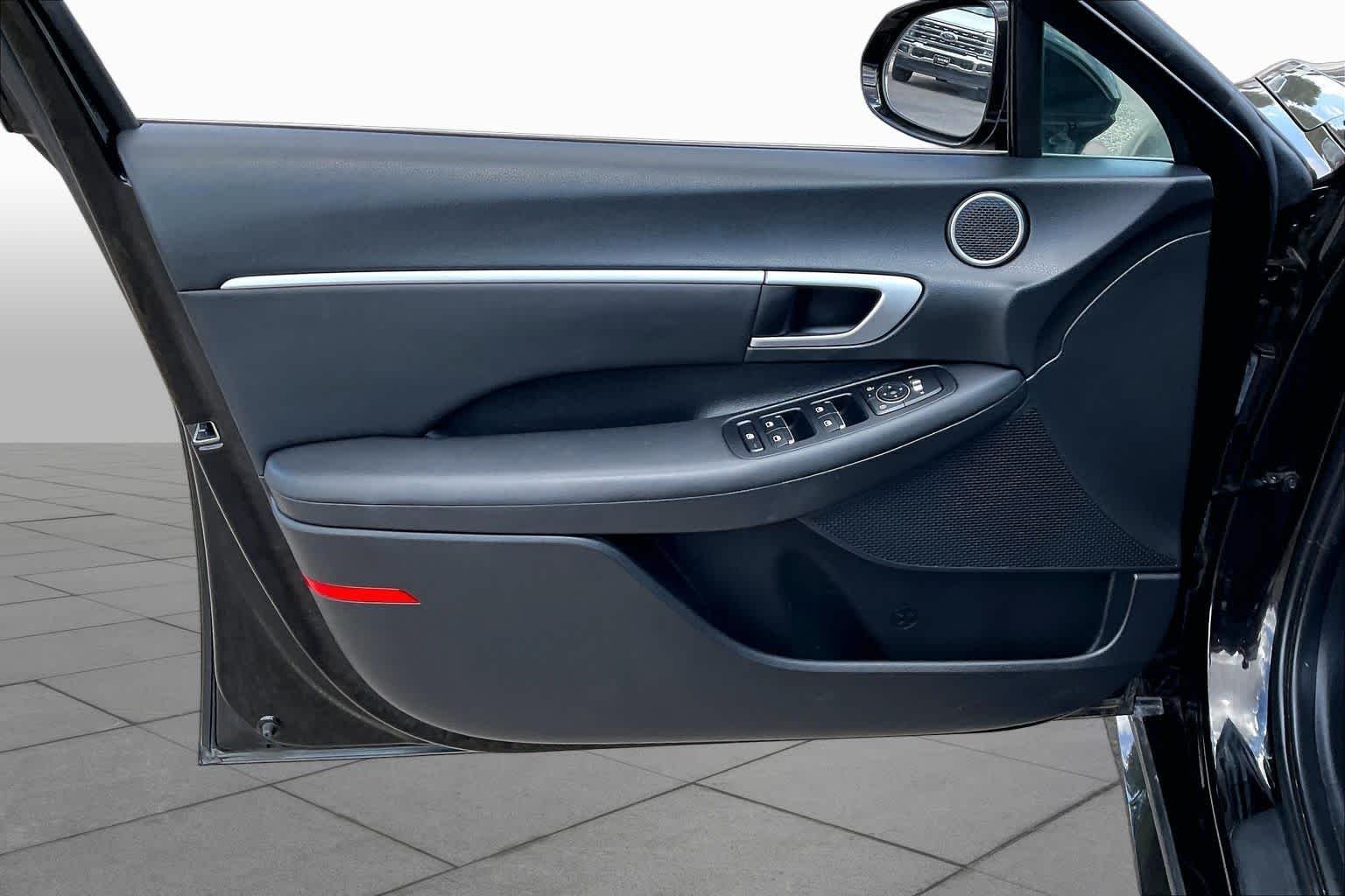 Used 2025 Black Hyundai SEL image 20