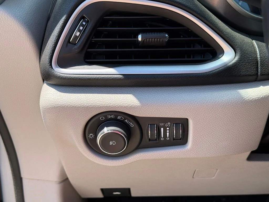 Used 2023 Silver Chrysler Touring L image 18