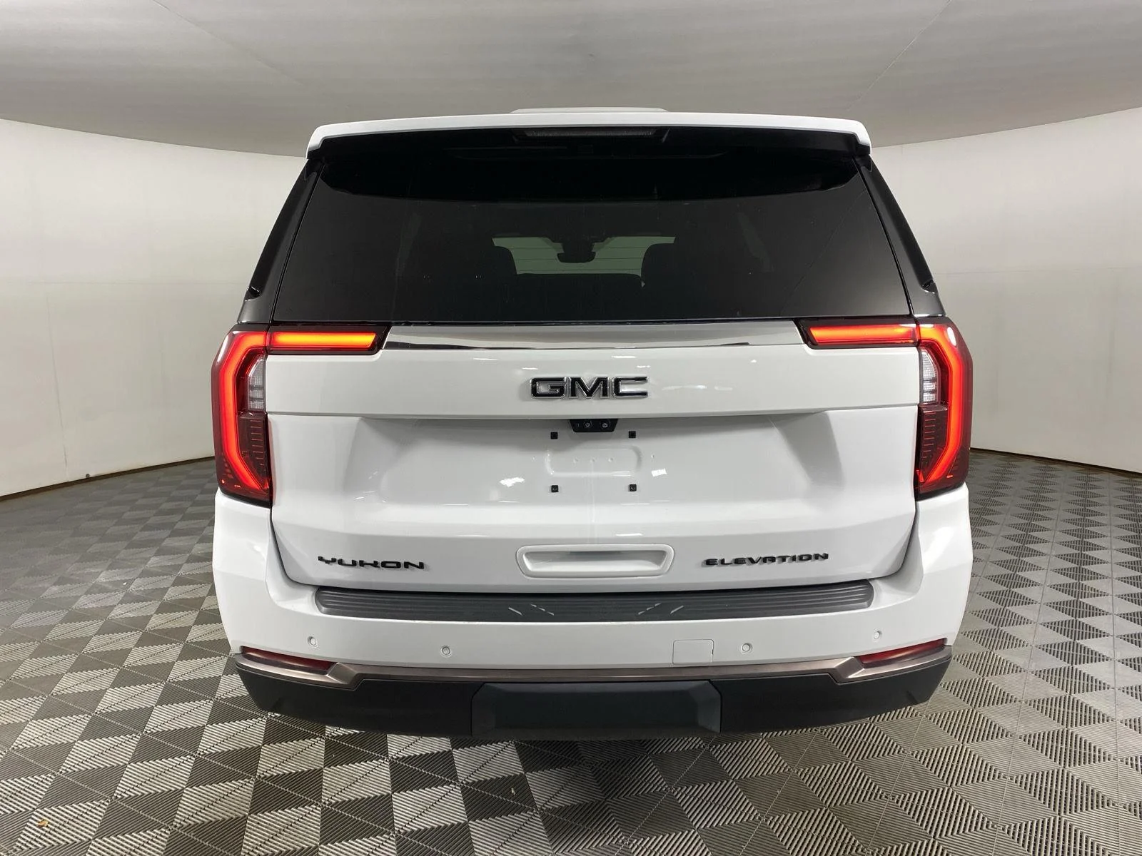 Used 2025 Summit White GMC Elevation image 9