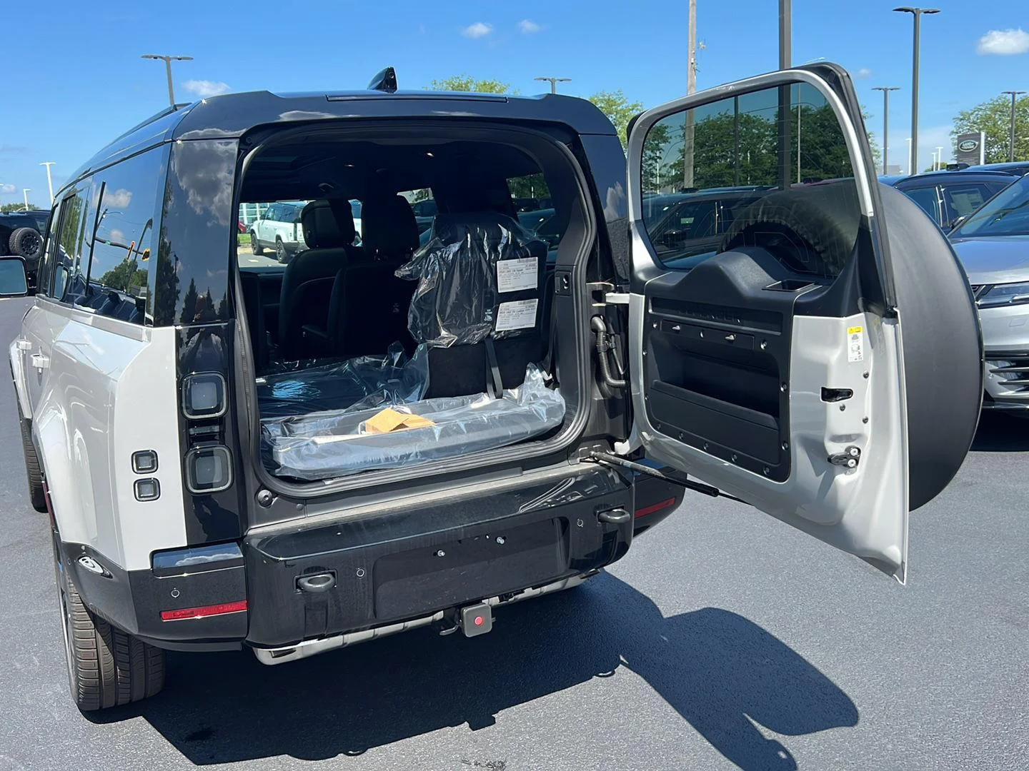 New 2026 Borasco Grey Metallic Land Rover X-Dynamic SE image 33
