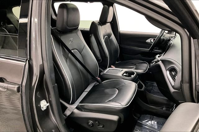Used 2018 Granite Crystal Metallic Clearcoat Chrysler Limited image 8