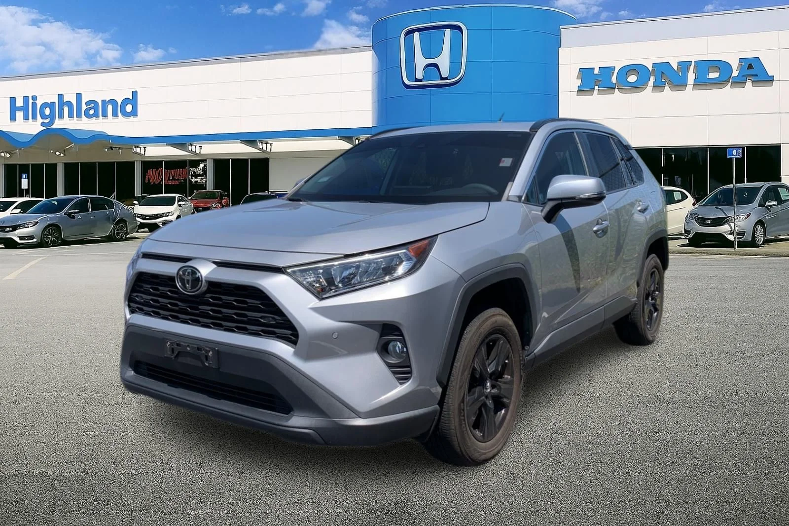 Used 2019 Silver Toyota XLE image 1
