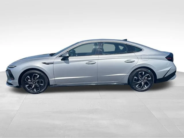 Used 2025 Silver Hyundai SEL image 2