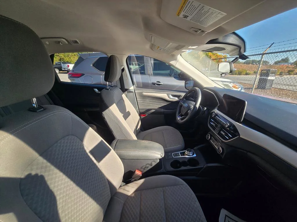Used 2021 Red Ford SE image 14