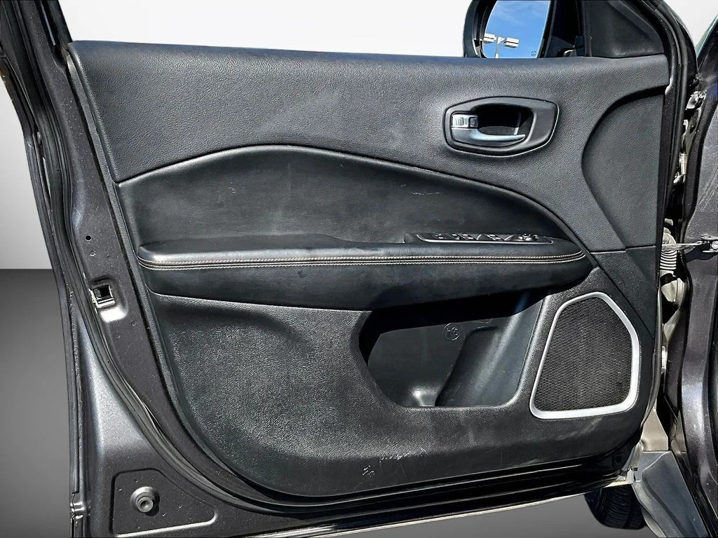 Used 2019 Crystal Metallic Jeep Latitude image 20