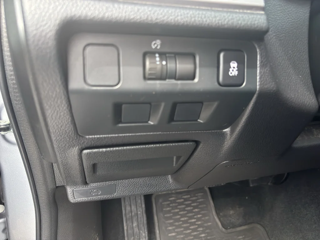 Used 2013 Ice Silver Metallic Subaru Premium image 22