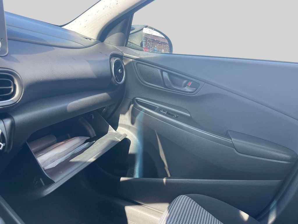 Used 2022 Green Hyundai SE image 33