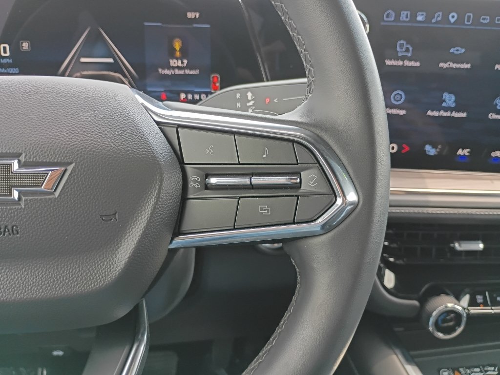 Used 2025 Gray Chevrolet Z71 image 29